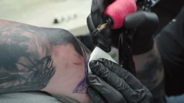 Efendinin vurulması, dirseğine dövme yaptırması.