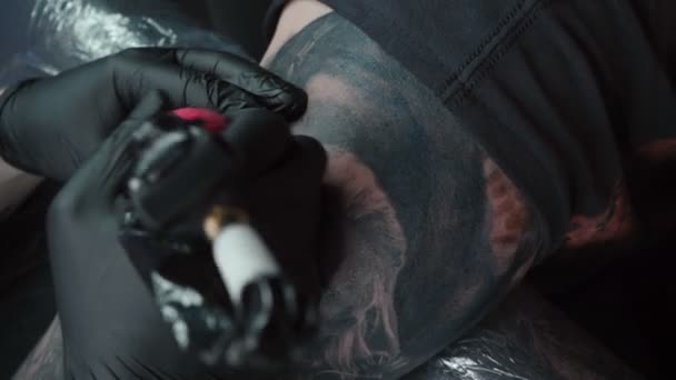 Tir de maître se faire tatouer sur l'épaule — Video