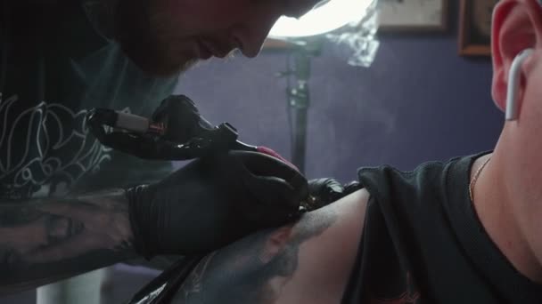 Video van de mens het krijgen van zwarte tatoeage op de schouder — Stockvideo