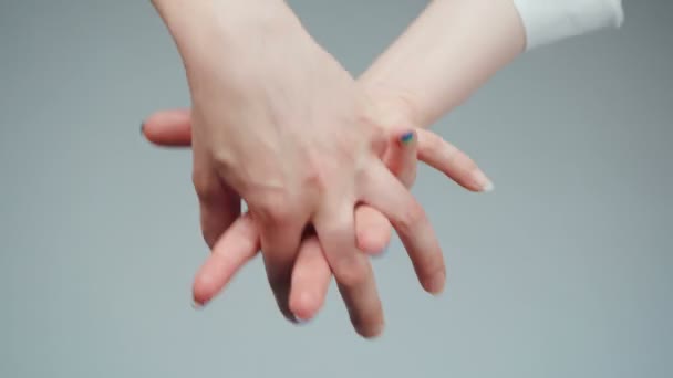 Mujer con manicura arco iris cogida de la mano con otra mujer — Vídeos de Stock
