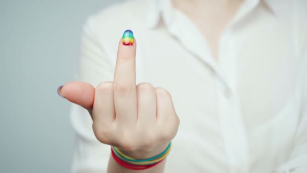 Video av flicka med regnbåge naglar visar långfingret — Stockvideo