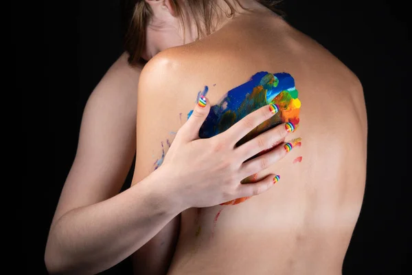 Immagine di donna che incasina arcobaleno sulla schiena nuda — Foto Stock