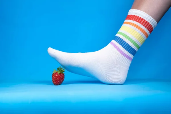 새빨간 딸기를 쪼그리고 있는 컨셉 사진, 알레고리 — 스톡 사진
