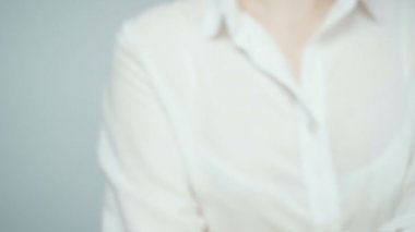 Orta parmağını gösteren gökkuşağı tırnaklı bir kızın videosu.