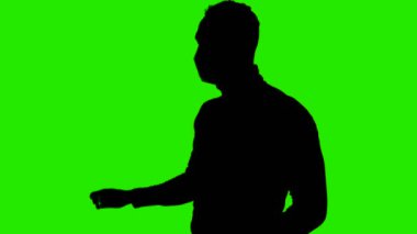 Yeşil arka planda insan siluetinin tıbbi maskeyi çıkarması