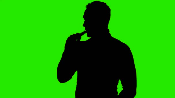 Video van mans silhouet met vape op groene achtergrond — Stockvideo