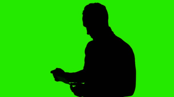 Beelden van mannen silhouet met medisch masker op groene achtergrond — Stockvideo