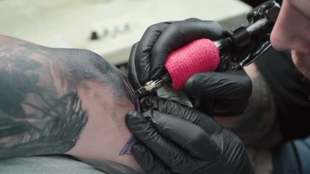 Maître se faire tatouer sur le coude — Video