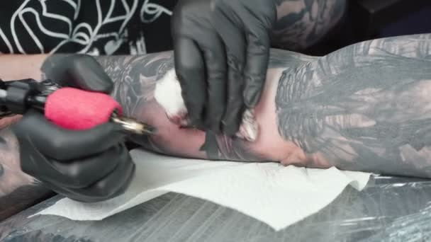 Vídeo de mestre recebendo tatuagem no braço no salão — Vídeo de Stock