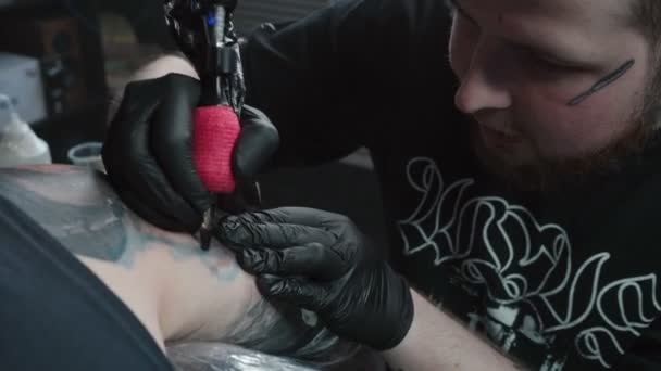 Vidéo de maître se faisant tatouer noir sur la peau — Video