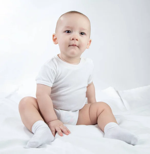 Obrázek sedícího devítiměsíčního chlapce na bílém pozadí — Stock fotografie