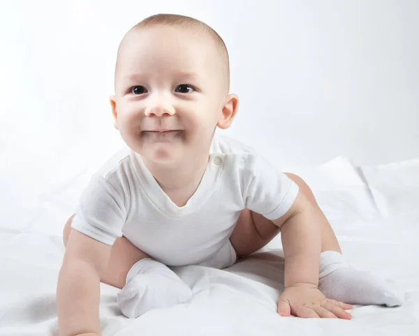 Imagem de um menino de nove meses sobre um fundo branco — Fotografia de Stock