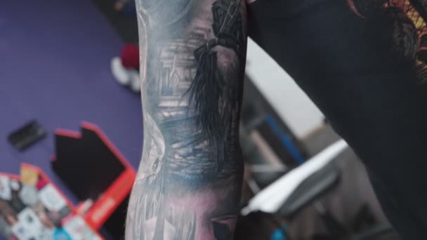 Schieten van de man met zijn tatoeage bij de hand — Stockvideo