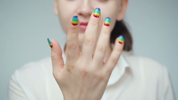 Vídeo de menina com manicure arco-íris acenando com o dedo — Vídeo de Stock
