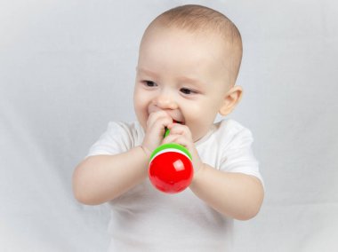 Sekiz aylık çıngıraklı bir bebeğin portresi.