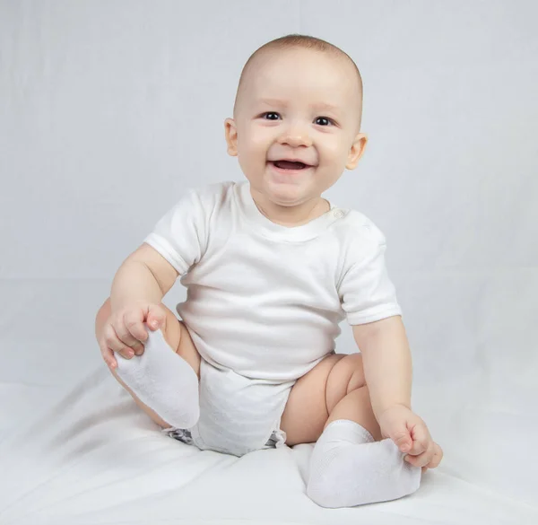 Foto de um bebê sorridente de oito meses — Fotografia de Stock