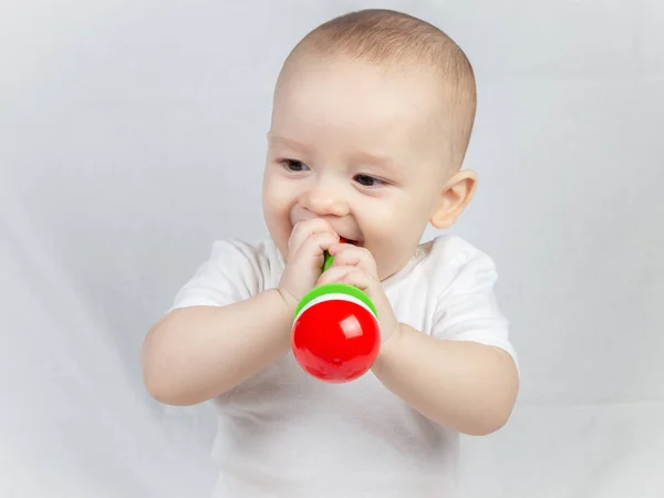 팔 개월된 아기가 젖을 먹고 있는 모습 — 스톡 사진