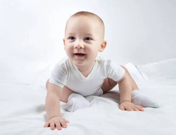 Imagem de uma criança de nove meses sobre um fundo branco — Fotografia de Stock