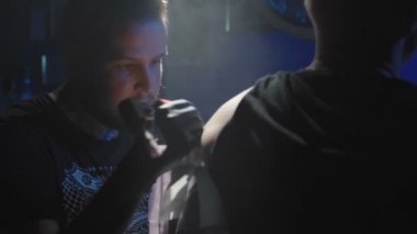 Kuaförde bir adamın omzuna dövme yaptıran bir dövmecinin videosu.