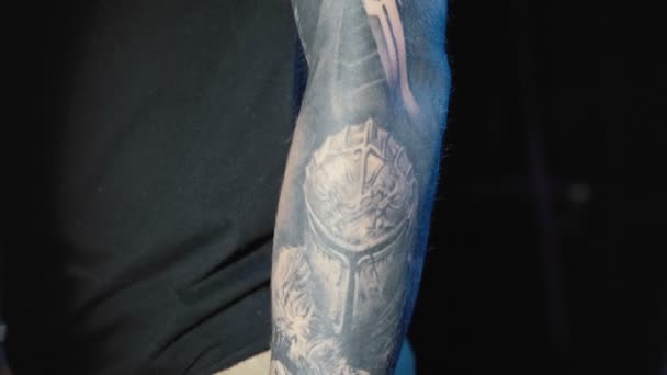 Vidéo d'un jeune homme montre un tatouage sur son bras