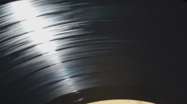 Vinil plaklı retro gramofon videosu