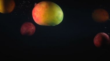 Suya düşen mango ve marakuya atışları.