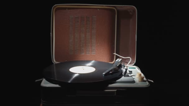 Dönen plaklı klasik bir gramofonun videosu — Stok video
