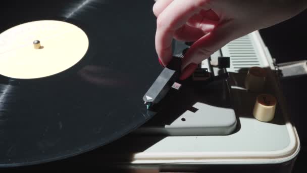 Filmagem de menina com unhas vermelhas ligando gramofone retro — Vídeo de Stock