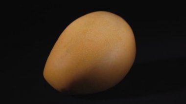 Siyah arkaplanda dönen Vietnamlı mangosu videosu