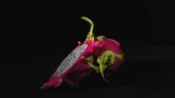 Video der rotierenden exotischen Pitaya auf schwarzem Hintergrund — Stockvideo