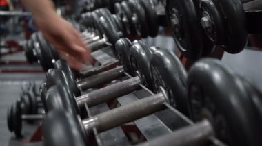 Spor salonunda halterli rafların görüntüsü.