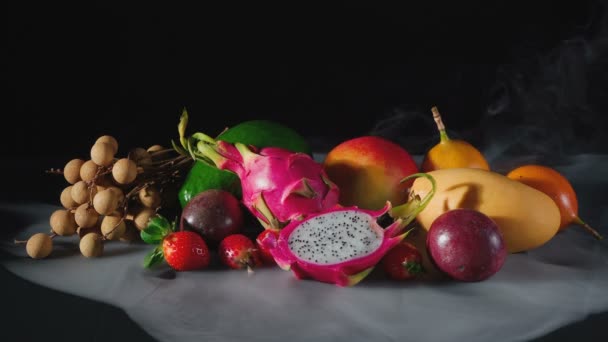 Video de frutas exóticas en el humo blanco — Vídeos de Stock