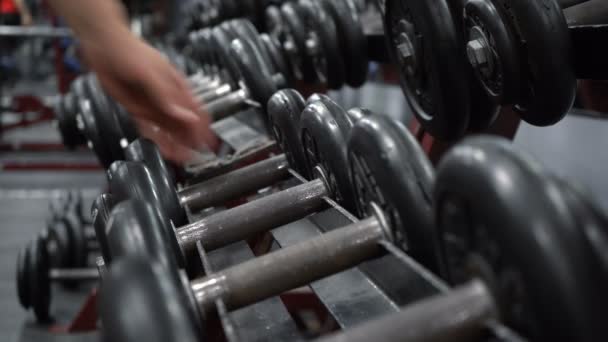 Verfilmung von Hantelständern im Fitnessstudio — Stockvideo