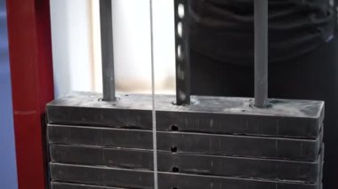 Spor salonunda ağır spor blokları olan antrenörün vurulması