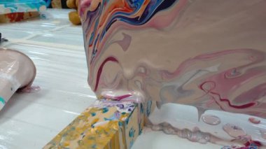 Sanat sıvısı teknolojisinde soyut resim çiziliyor