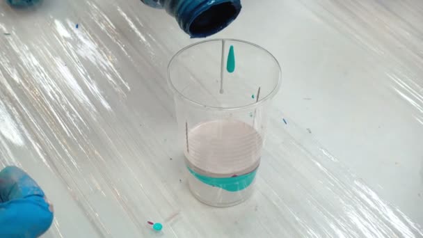 Images de peintures acryliques dans une tasse en plastique