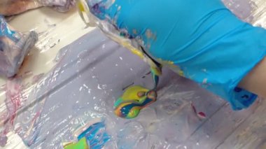 Resim çizme süreci sanat sıvısı metodu ile