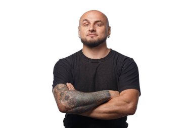 Beyaz arka planda siyah gömlekli, kel, gülümseyen bir adam fotoğrafı.