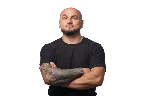 Foto de homem sorridente careca em camisa preta sobre fundo branco — Fotografia de Stock