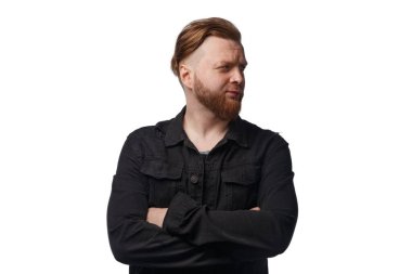 Sakallı adamın siyah kot ceketli doğru adama baktığı fotoğraf.