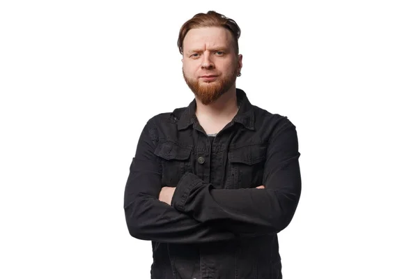 Фото хмурого бородатого человека в черной джинсовой куртке — стоковое фото