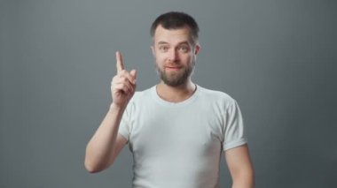 İyi bir fikri olan genç sakallı adamın videosu.