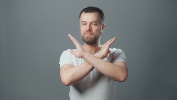 Filmagem de um jovem com barba mostrando gesto de stop — Vídeo de Stock