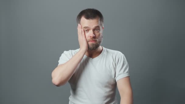 수염을 기른 피곤 한 젊은이의 비디오 — 비디오