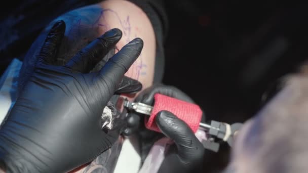 Video di un tatuatore che si fa un tatuaggio su una spalla di un giovane uomo — Video Stock