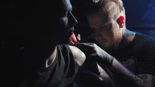 Video af en mester at få en tatovering på en ung mands skulder – Stock-video