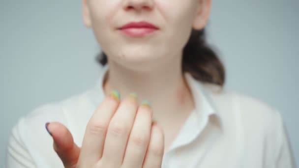 Filmagem de menina com manicure arco-íris acenando com o dedo — Vídeo de Stock