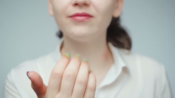 Filmato di ragazza con manicure arcobaleno invitante dito — Video Stock