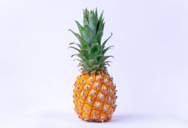 Beyaz arkaplanda olgun taze ananas resmi