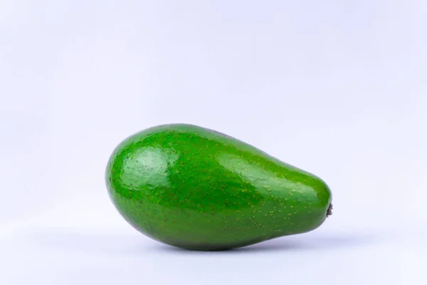 Reife frische grüne Avocado auf weißem Hintergrund — Stockfoto